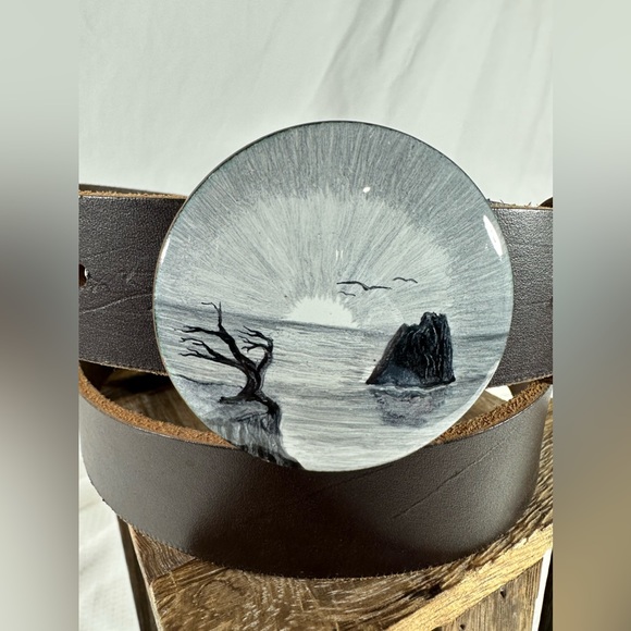 Genuine vintage round enamel belt buckle with tree ocean view leather belt  42 - Picture 3 of 12